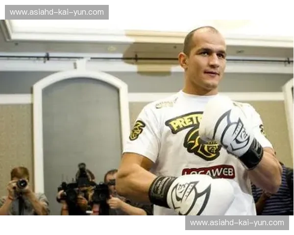 铁拳与心脏的终极博弈：凯恩vs桑托斯，UFC重量级史上最伟大的宿命轮回